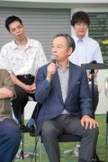 ヨーロッパ企画 第43回公演「来てけつかるべき新世界」記者会見の様子。板尾創路。
