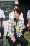 ヨーロッパ企画 第43回公演「来てけつかるべき新世界」記者会見の様子。岡田義徳。