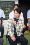 ヨーロッパ企画 第43回公演「来てけつかるべき新世界」記者会見の様子。岡田義徳。