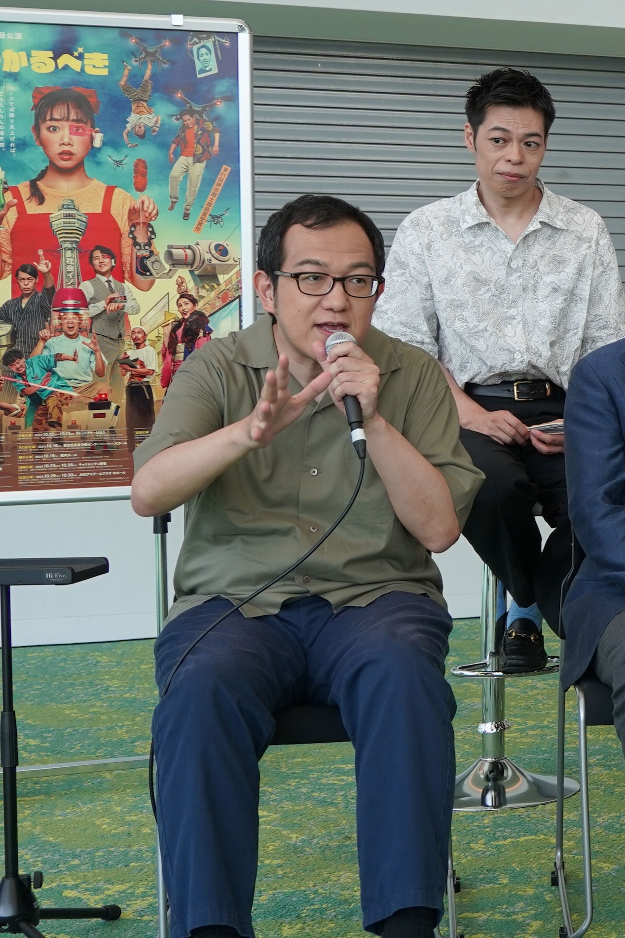 ヨーロッパ企画 第43回公演「来てけつかるべき新世界」記者会見の様子。上田誠。