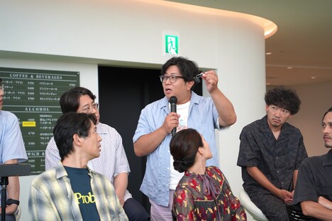 ヨーロッパ企画 第43回公演「来てけつかるべき新世界」記者会見の様子。諏訪雅。