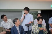 ヨーロッパ企画 第43回公演「来てけつかるべき新世界」記者会見の様子。酒井善史。