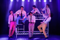 柿喰う客 新人単独公演2024「どんぞこ」より。（撮影：サギサカユウマ）