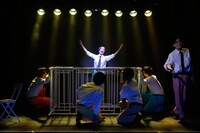 柿喰う客 新人単独公演2024「どんぞこ」より。（撮影：サギサカユウマ）