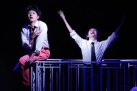 柿喰う客 新人単独公演2024「どんぞこ」より。（撮影：サギサカユウマ）