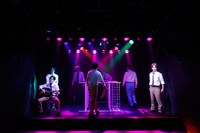 柿喰う客 新人単独公演2024「どんぞこ」より。（撮影：サギサカユウマ）