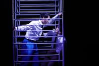 柿喰う客 新人単独公演2024「どんぞこ」より。（撮影：サギサカユウマ）