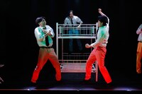 柿喰う客 新人単独公演2024「どんぞこ」より。（撮影：サギサカユウマ）