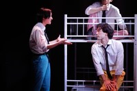 柿喰う客 新人単独公演2024「どんぞこ」より。（撮影：サギサカユウマ）