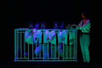 柿喰う客 新人単独公演2024「どんぞこ」より。（撮影：サギサカユウマ）