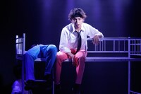 柿喰う客 新人単独公演2024「どんぞこ」より。（撮影：サギサカユウマ）