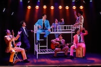 柿喰う客 新人単独公演2024「どんぞこ」より。（撮影：サギサカユウマ）