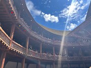 1階から見たバルコニー席。