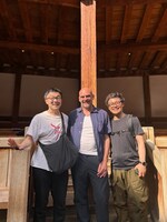 演出家のショーン・ホームズさん（中央）と水野栄治さん（左）と。