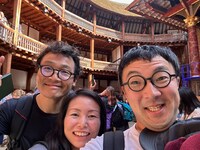 一緒に観劇をした、左から「千と千尋の神隠し」で共演している水野栄治さん、通訳の河井麻祐子さん、大重。