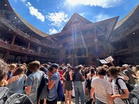 立ち見席から見た舞台。