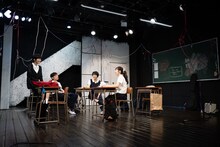 果てとチーク・あらためて公演「はやくぜんぶおわってしまえ」より。（撮影：上野哲太郎）