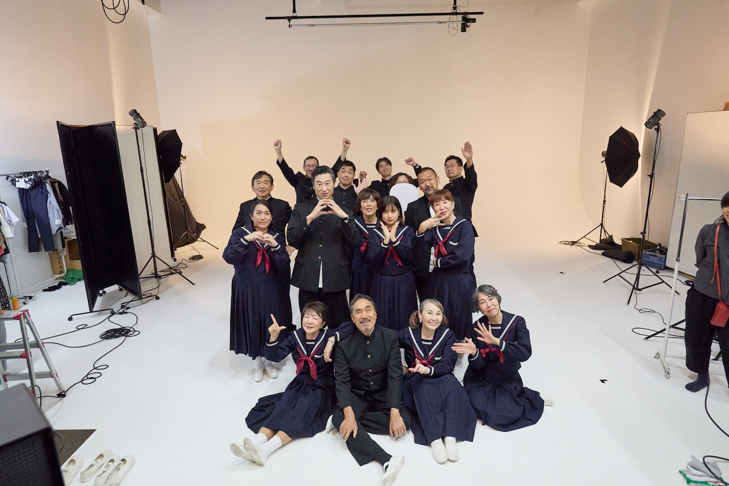なにげに文士劇2024 旗揚げ公演「放課後」ビジュアルの撮影風景。