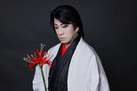 松本幸四郎扮する中禪寺洲齋。（撮影：みなもと忠之）