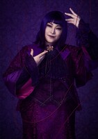 トヨザワトモコ扮するヒルマ・モンドリアン。