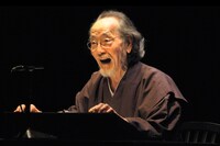 劇団青年座第257回公演 伝承～朗読劇二題「津嘉山正種ひとり語り 命口説（ヌチクドゥチ）」より。（撮影：坂本正郁）