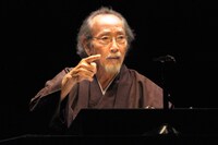 劇団青年座第257回公演 伝承～朗読劇二題「津嘉山正種ひとり語り 命口説（ヌチクドゥチ）」より。（撮影：坂本正郁）