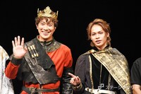 左から佐々木蔵之介、上田竜也。