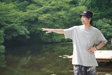 「Kobe Rokko Meets Art × Artist in Residence KOBE ー山頂でのオープニングパフォーマンスー《秘儀 ー GOLD SHOWER》」が上演される兵庫・新池（トレイルエリア）にて、森山未來。