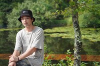 「Kobe Rokko Meets Art × Artist in Residence KOBE ー山頂でのオープニングパフォーマンスー《秘儀 ー GOLD SHOWER》」が上演される兵庫・新池（トレイルエリア）にて、森山未來。