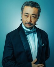 コウガシノブ扮する松尾。