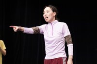 劇団アンパサンド「歩かなくても棒に当たる」より。（撮影：前澤秀登）