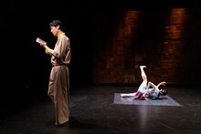 芸劇dance 中村蓉ダブルビル「邦子狂詩曲 クニコラプソディー」より、「花の名前」の様子。（撮影：前澤秀登）