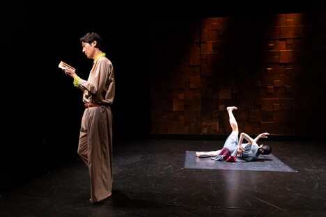 芸劇dance 中村蓉ダブルビル「邦子狂詩曲 クニコラプソディー」より、「花の名前」の様子。(撮影:前澤秀登)