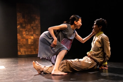 芸劇dance 中村蓉ダブルビル「邦子狂詩曲 クニコラプソディー」より、「花の名前」の様子。(撮影:前澤秀登)