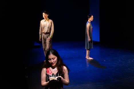 芸劇dance 中村蓉ダブルビル「邦子狂詩曲 クニコラプソディー」より、「花の名前」の様子。(撮影:前澤秀登)