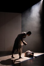 芸劇dance 中村蓉ダブルビル「邦子狂詩曲 クニコラプソディー」より、「禍福はあざなえる縄のごとし」の様子。（撮影：前澤秀登）