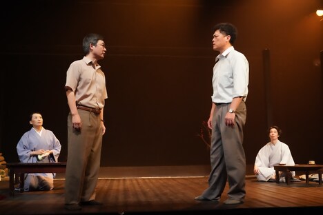 「イキウメ『奇ッ怪 小泉八雲から聞いた話』」より、左から松岡依都美、安井順平、盛隆二、浜田信也。（撮影：田中亜紀）