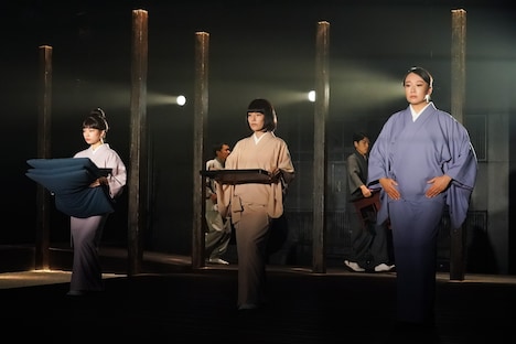 「イキウメ『奇ッ怪 小泉八雲から聞いた話』」より、前列左から平井珠生、生越千晴、松岡依都美。（撮影：田中亜紀）