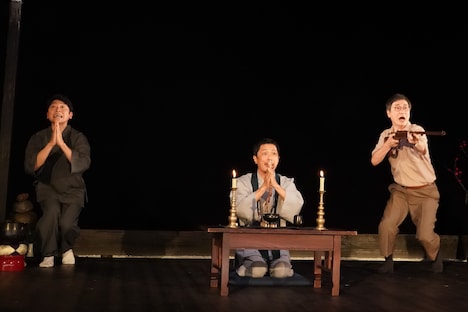 「イキウメ『奇ッ怪 小泉八雲から聞いた話』」より、左から大窪人衛、森下創、安井順平。（撮影：田中亜紀）