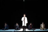 紀伊國屋ホール開場60周年記念公演 KOKAMI@network vol.20「朝日のような夕日をつれて2024」より。（撮影：田中亜紀）