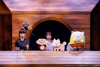 夏休み！オン・ステージ「パペットミュージカル すみっコぐらし とびだす絵本とひみつのコ」より。（撮影：佐藤薫）(c)2019日本すみっコぐらし協会映画部／日本すみっコぐらし協会演劇部