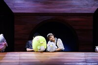 夏休み！オン・ステージ「パペットミュージカル すみっコぐらし とびだす絵本とひみつのコ」より。（撮影：佐藤薫）(c)2019日本すみっコぐらし協会映画部／日本すみっコぐらし協会演劇部