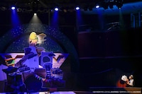 夏休み！オン・ステージ「パペットミュージカル すみっコぐらし とびだす絵本とひみつのコ」より。（撮影：佐藤薫）(c)2019日本すみっコぐらし協会映画部／日本すみっコぐらし協会演劇部