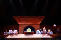 夏休み！オン・ステージ「パペットミュージカル すみっコぐらし とびだす絵本とひみつのコ」より。（撮影：佐藤薫）(c)2019日本すみっコぐらし協会映画部／日本すみっコぐらし協会演劇部