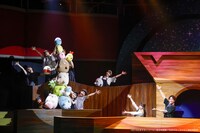 夏休み！オン・ステージ「パペットミュージカル すみっコぐらし とびだす絵本とひみつのコ」より。（撮影：佐藤薫）(c)2019日本すみっコぐらし協会映画部／日本すみっコぐらし協会演劇部