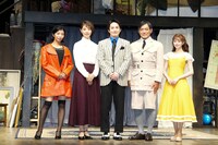 左から三倉佳奈、朝海ひかる、浜中文一、渡辺いっけい、市川美織。（撮影：伊藤智美）
