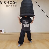 鐘のミニチュアで記念撮影する様子。