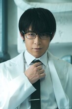 藤原祐規扮する白衣の男。