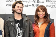 左からアレックス・ボニエロ、Crystal Kay。