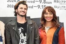 左からアレックス・ボニエロ、Crystal Kay。